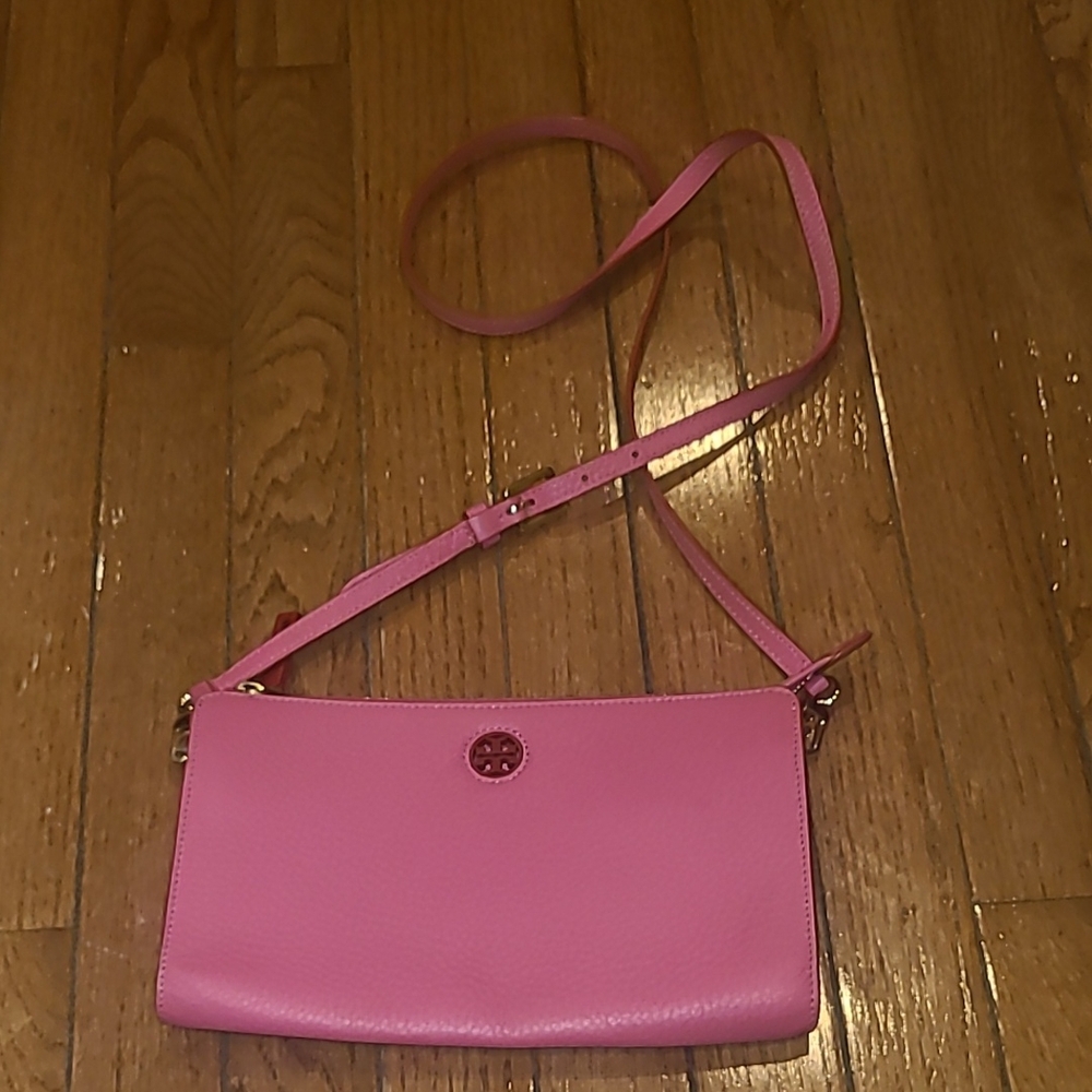 Tory Burch Pink Crossbody Bag with Adjustable Strap and Sleek Design